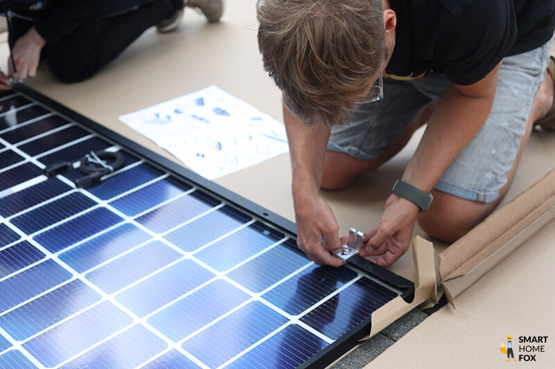 Das Gestell und die Schrauben werdem ab Solarmodul eines Balkonkraftwerks befestigt.